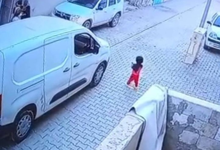 Şanlıurfa’da kargo aracının çarptığı 2 yaşındaki çocuk hayatını kaybetti... Feci kaza kamerada