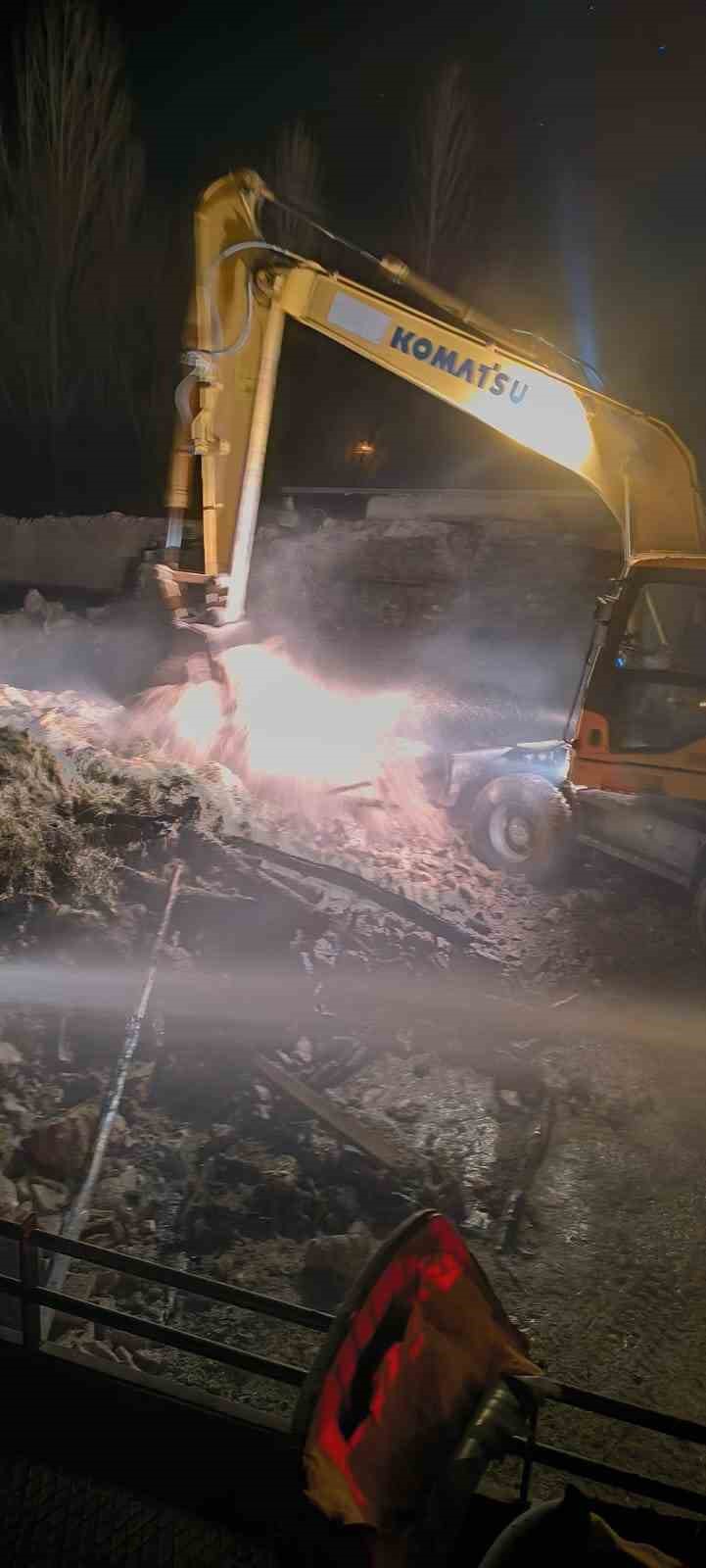 Van’da samanlıkta yangın