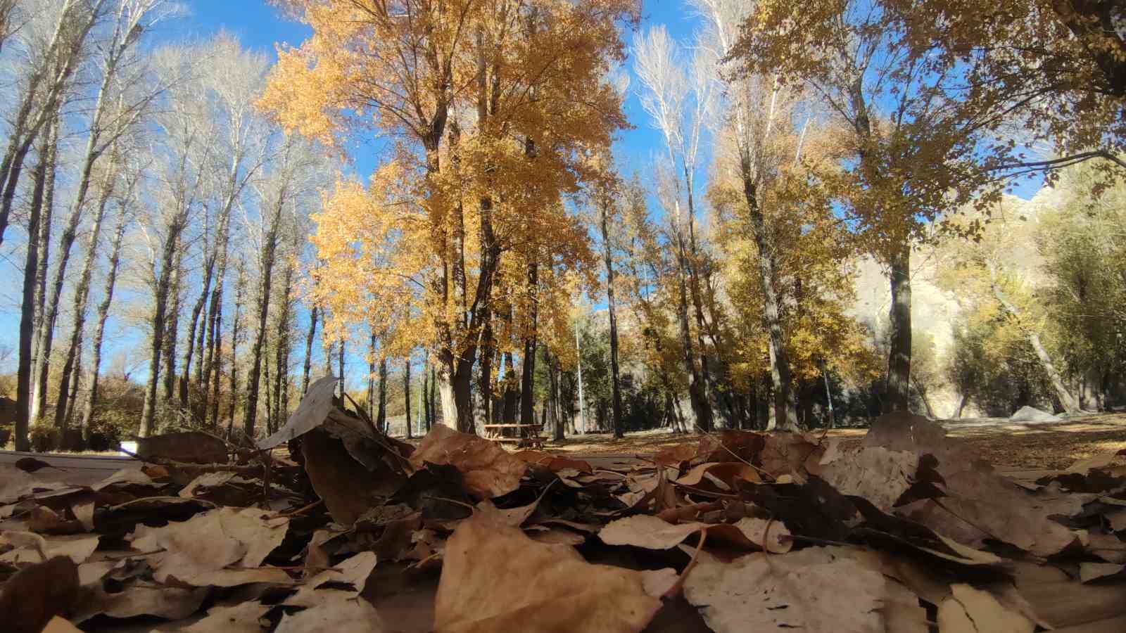 Van’ın sonbahar güzelliği: Van Kalesi ve Atatürk Kültür Parkı ziyaretçilerin gözdesi oldu