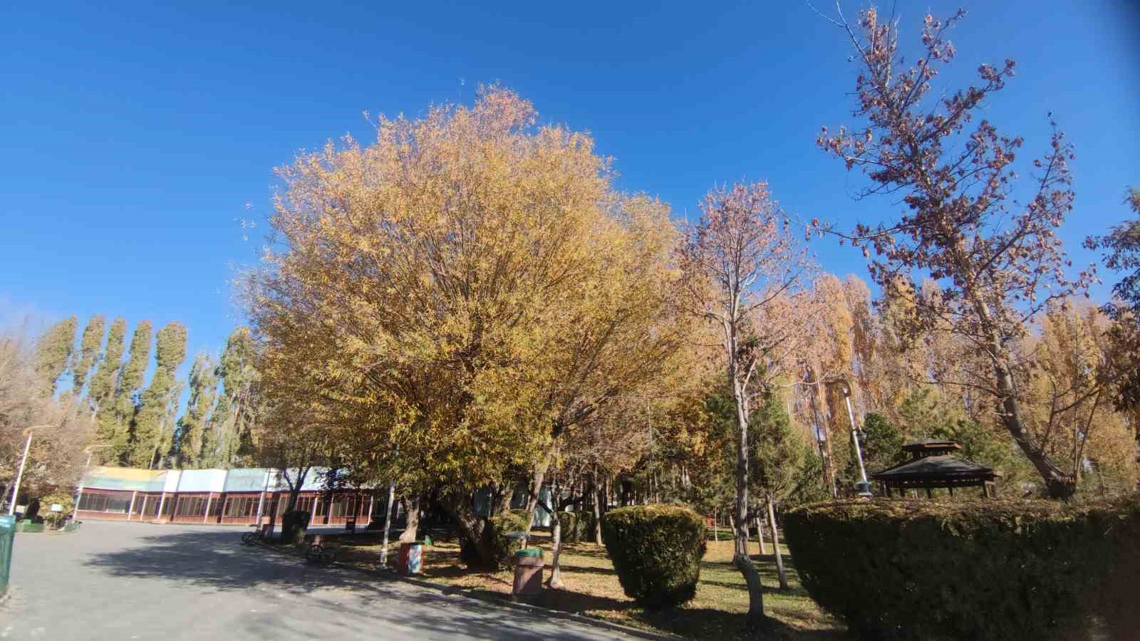 Van’ın sonbahar güzelliği: Van Kalesi ve Atatürk Kültür Parkı ziyaretçilerin gözdesi oldu