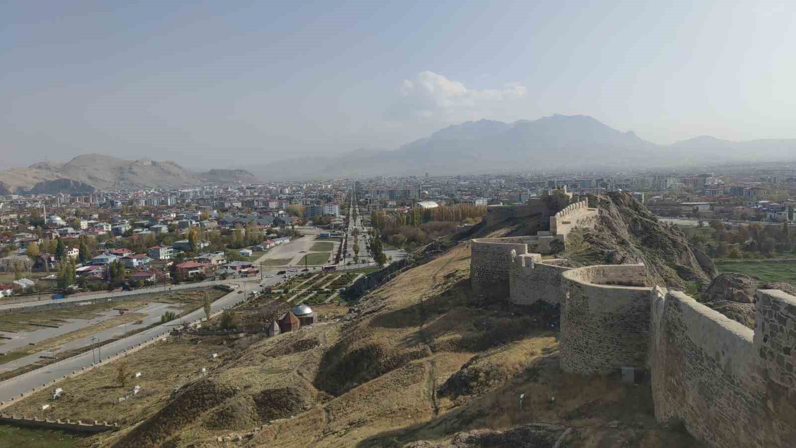 Van’ın sonbahar güzelliği: Van Kalesi ve Atatürk Kültür Parkı ziyaretçilerin gözdesi oldu