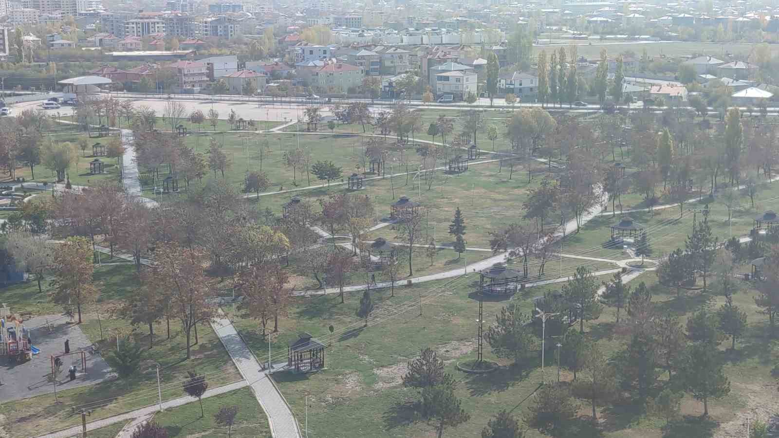Van’ın sonbahar güzelliği: Van Kalesi ve Atatürk Kültür Parkı ziyaretçilerin gözdesi oldu
