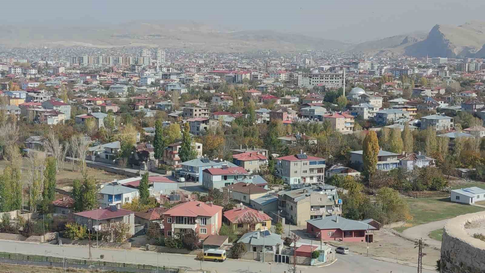 Van’ın sonbahar güzelliği: Van Kalesi ve Atatürk Kültür Parkı ziyaretçilerin gözdesi oldu