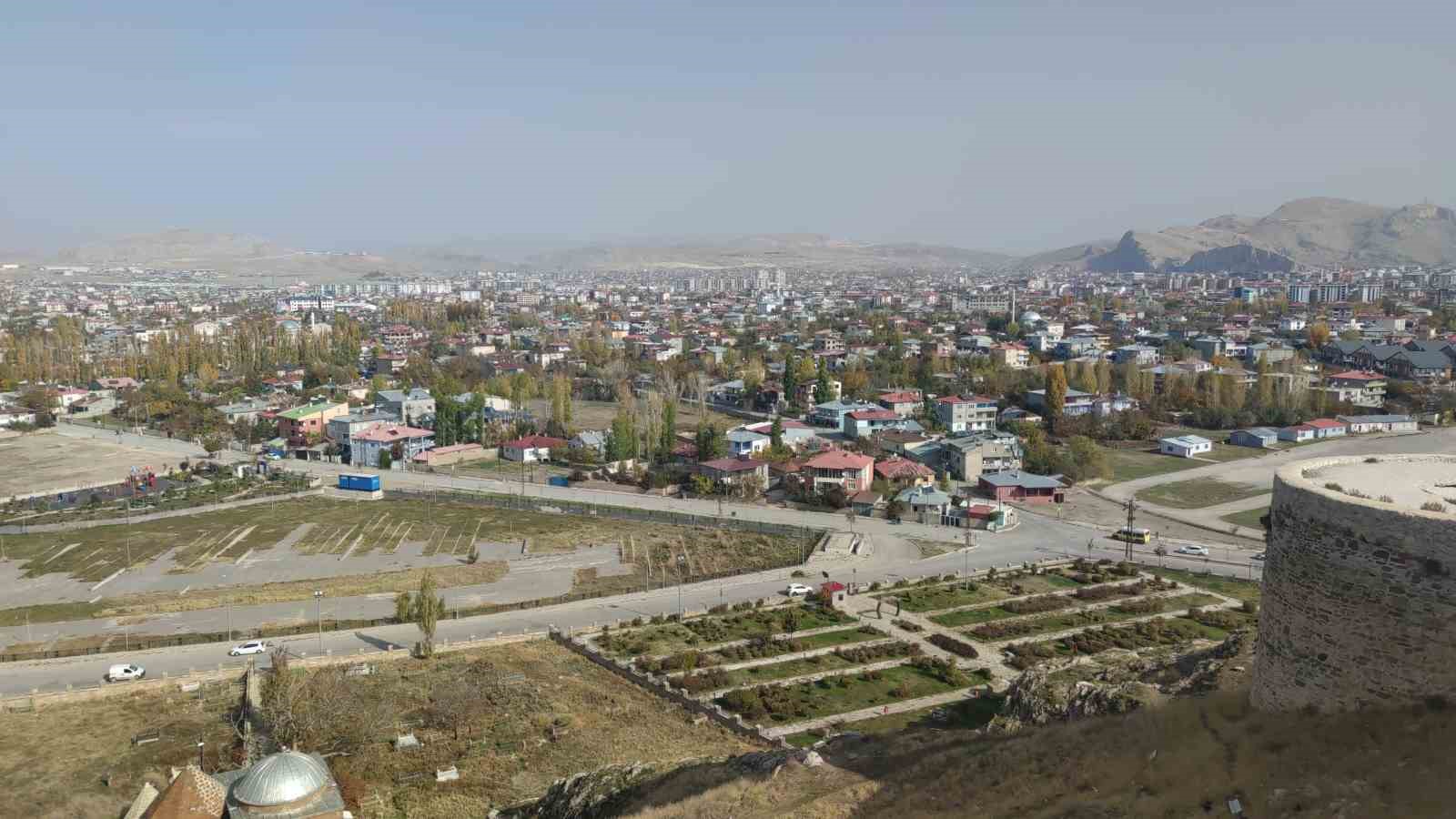 Van’ın sonbahar güzelliği: Van Kalesi ve Atatürk Kültür Parkı ziyaretçilerin gözdesi oldu