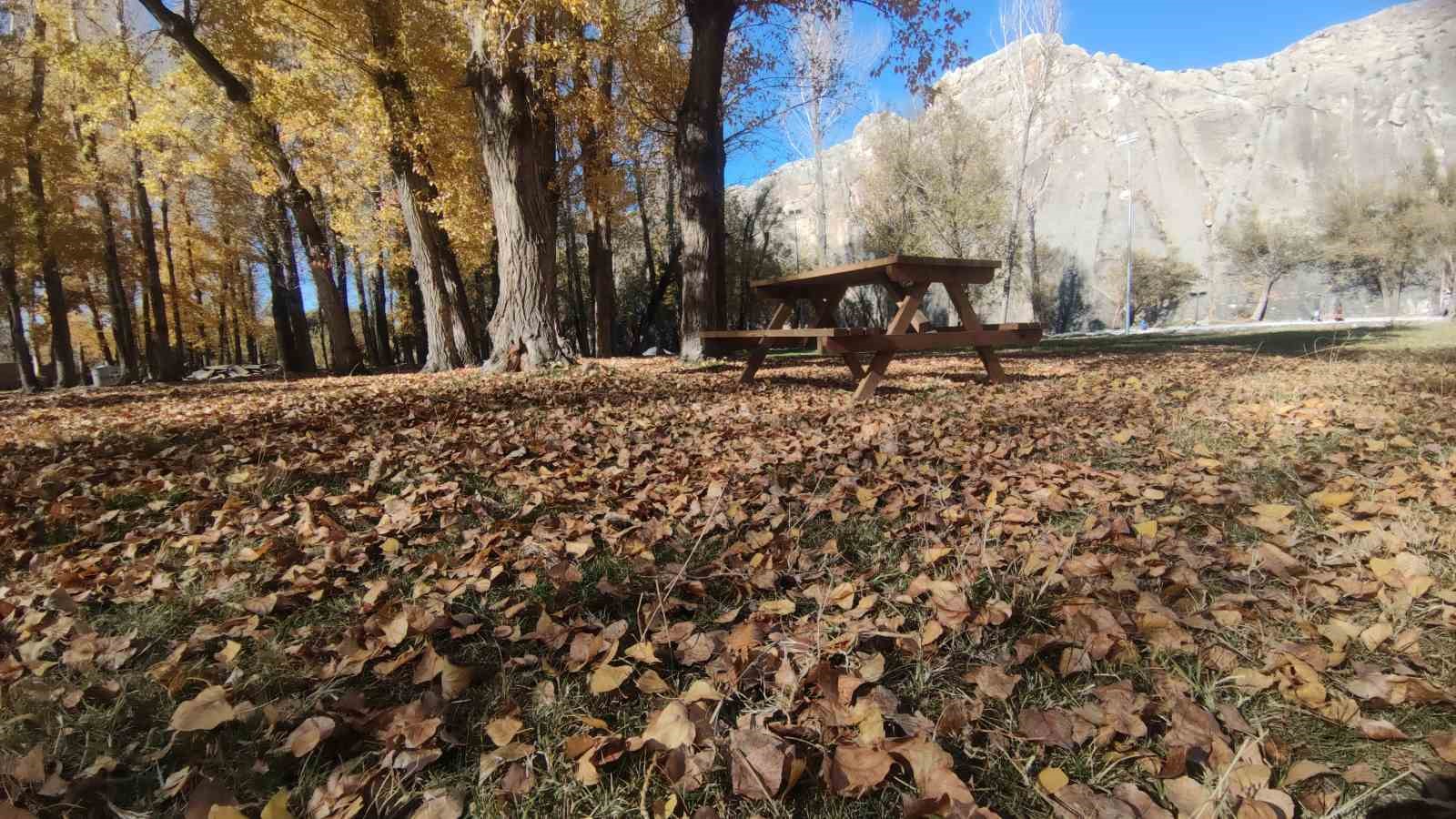 Van’ın sonbahar güzelliği: Van Kalesi ve Atatürk Kültür Parkı ziyaretçilerin gözdesi oldu