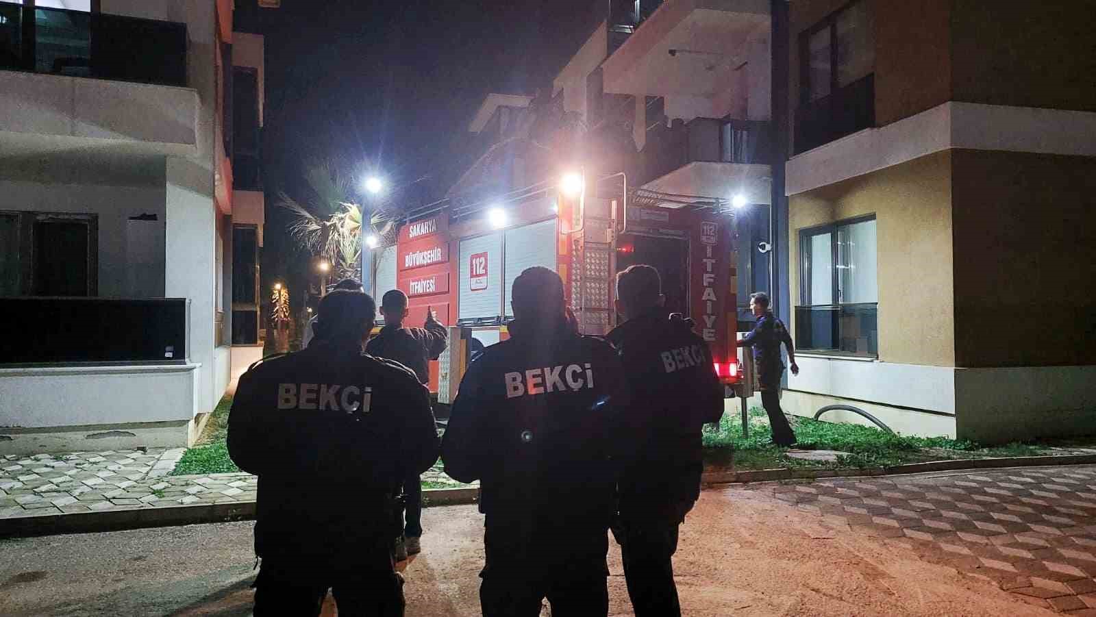 Sakarya’da 4 yaşındaki çocuk evde kilitli kaldı, itfaiye balkondan girdi