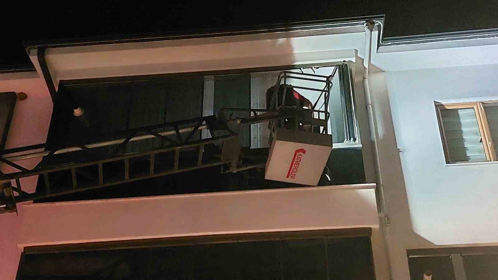 Sakarya’da 4 yaşındaki çocuk evde kilitli kaldı, itfaiye balkondan girdi
