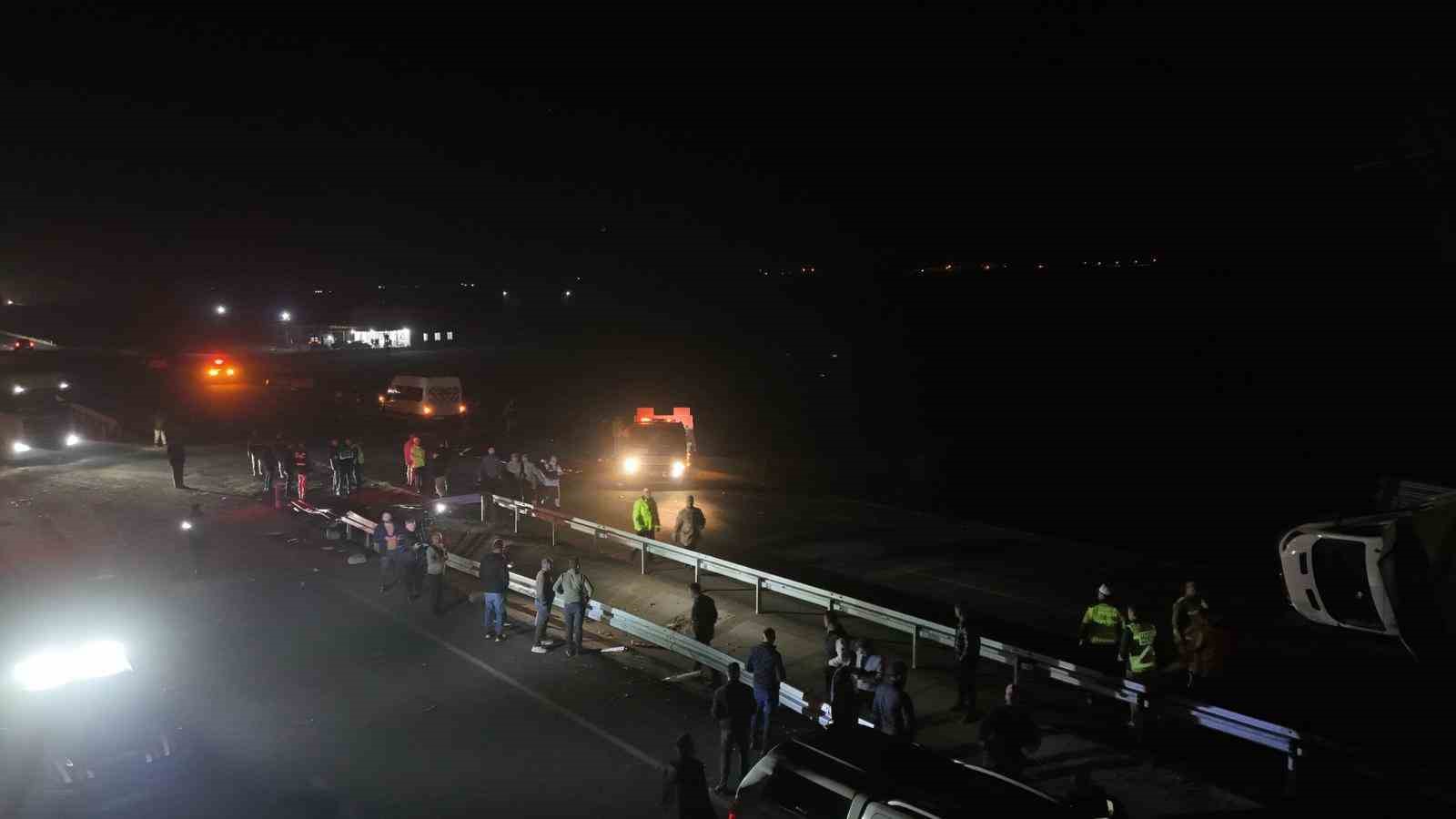 Diyarbakır’da 5 araçlı zincirleme kaza: 3 ölü, 14 yaralı