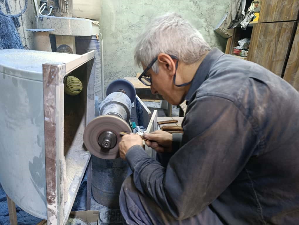 75 yaşındaki usta, baba mesleğini sürdürüyor, el işçiliği koç boynuzu bıçak üretiyor