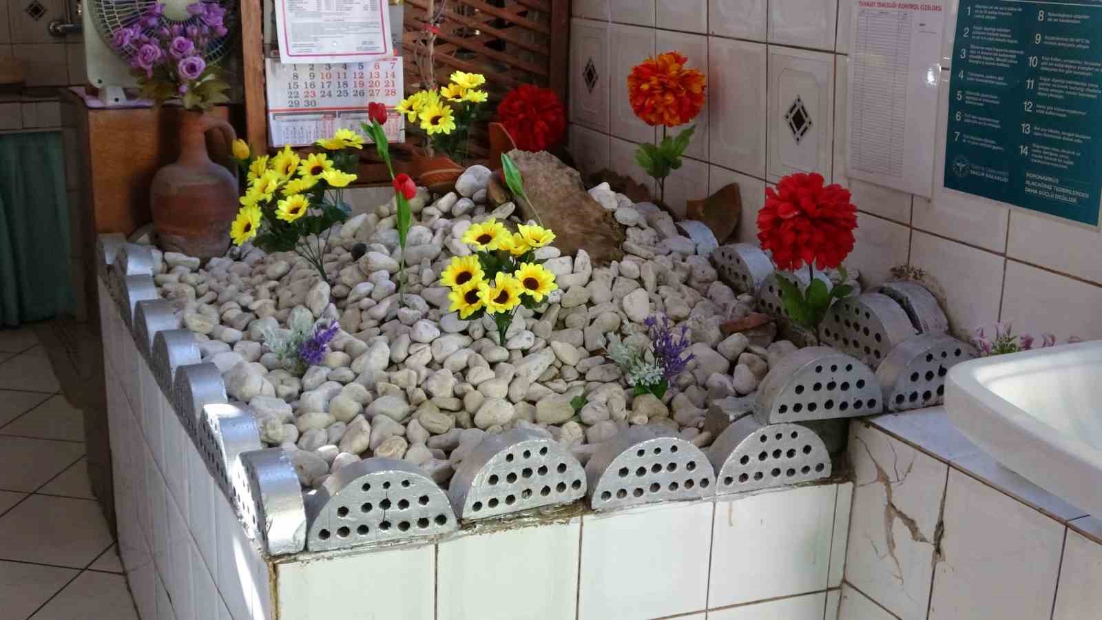 Pide yemeye gelip salondaki mezarlık başında dua ederek ayrılıyorlar