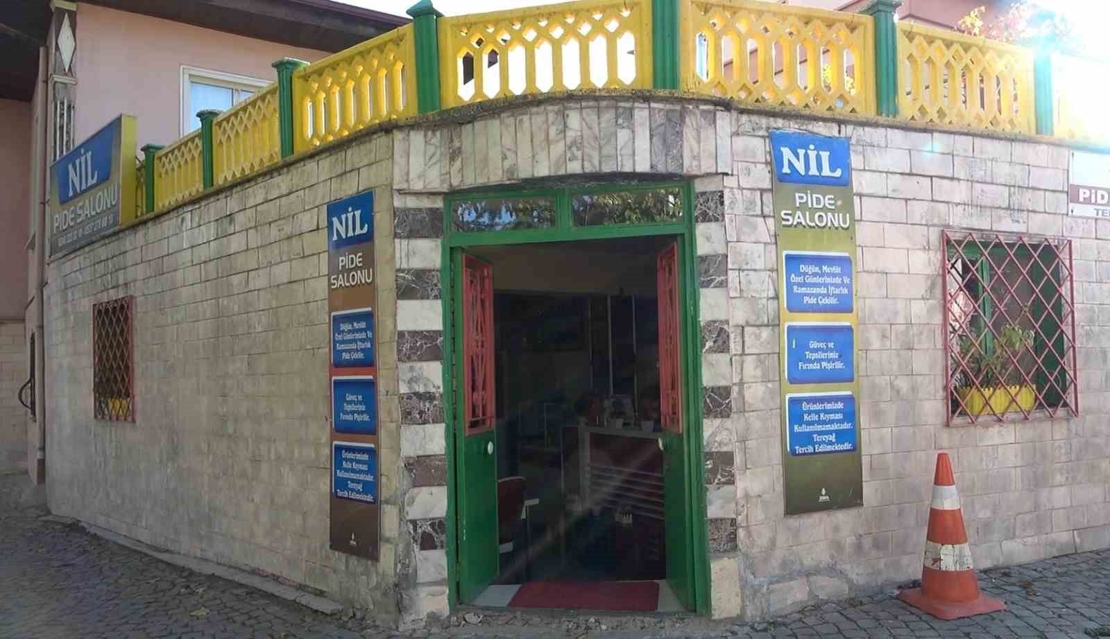 Pide yemeye gelip salondaki mezarlık başında dua ederek ayrılıyorlar