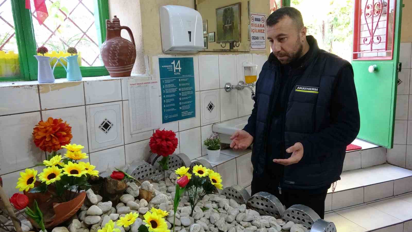 Pide yemeye gelip salondaki mezarlık başında dua ederek ayrılıyorlar