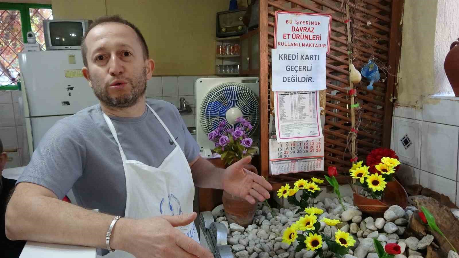 Pide yemeye gelip salondaki mezarlık başında dua ederek ayrılıyorlar