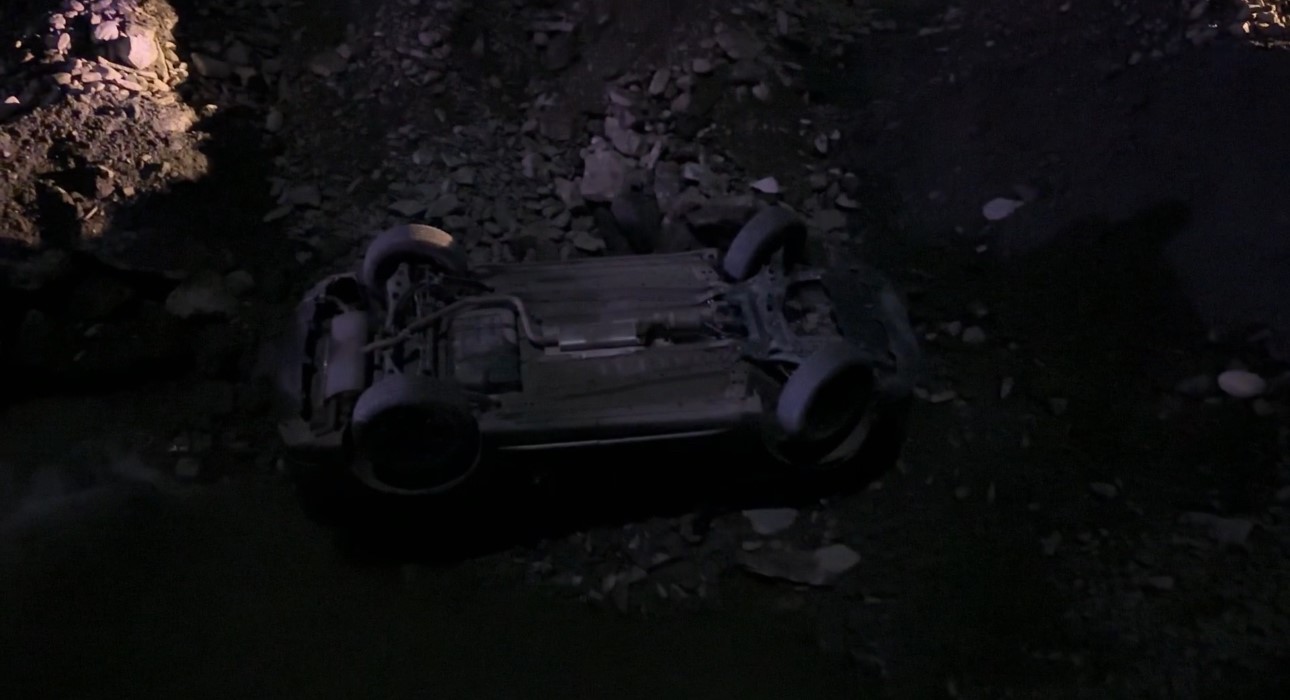 Hakkari’de otomobil dereye uçtu: 2 yaralı