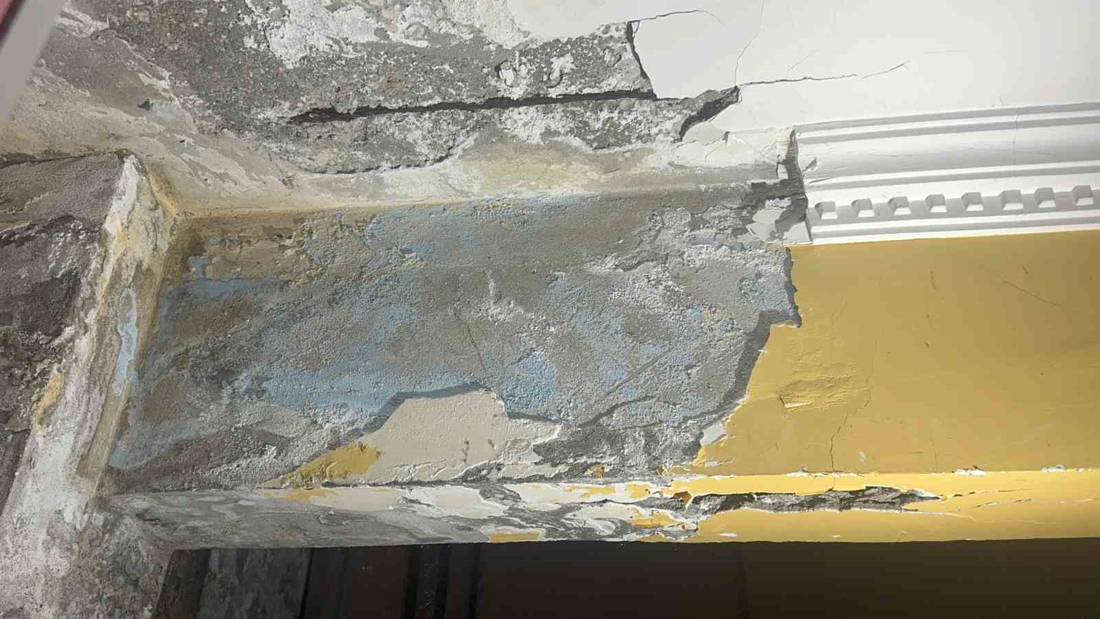 Kocaeli’de bir binanın kolonları çatladı: Aileler korkuyla evi tahliye etti