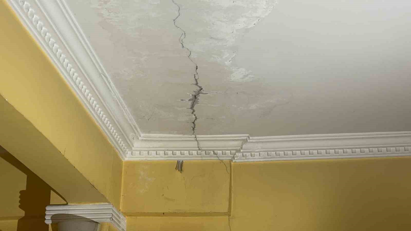 Kocaeli’de bir binanın kolonları çatladı: Aileler korkuyla evi tahliye etti