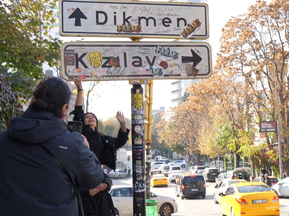 Sosyal medyada viral olan Kızılay tabelası yenilendi, bu kez de üzeri kirletildi