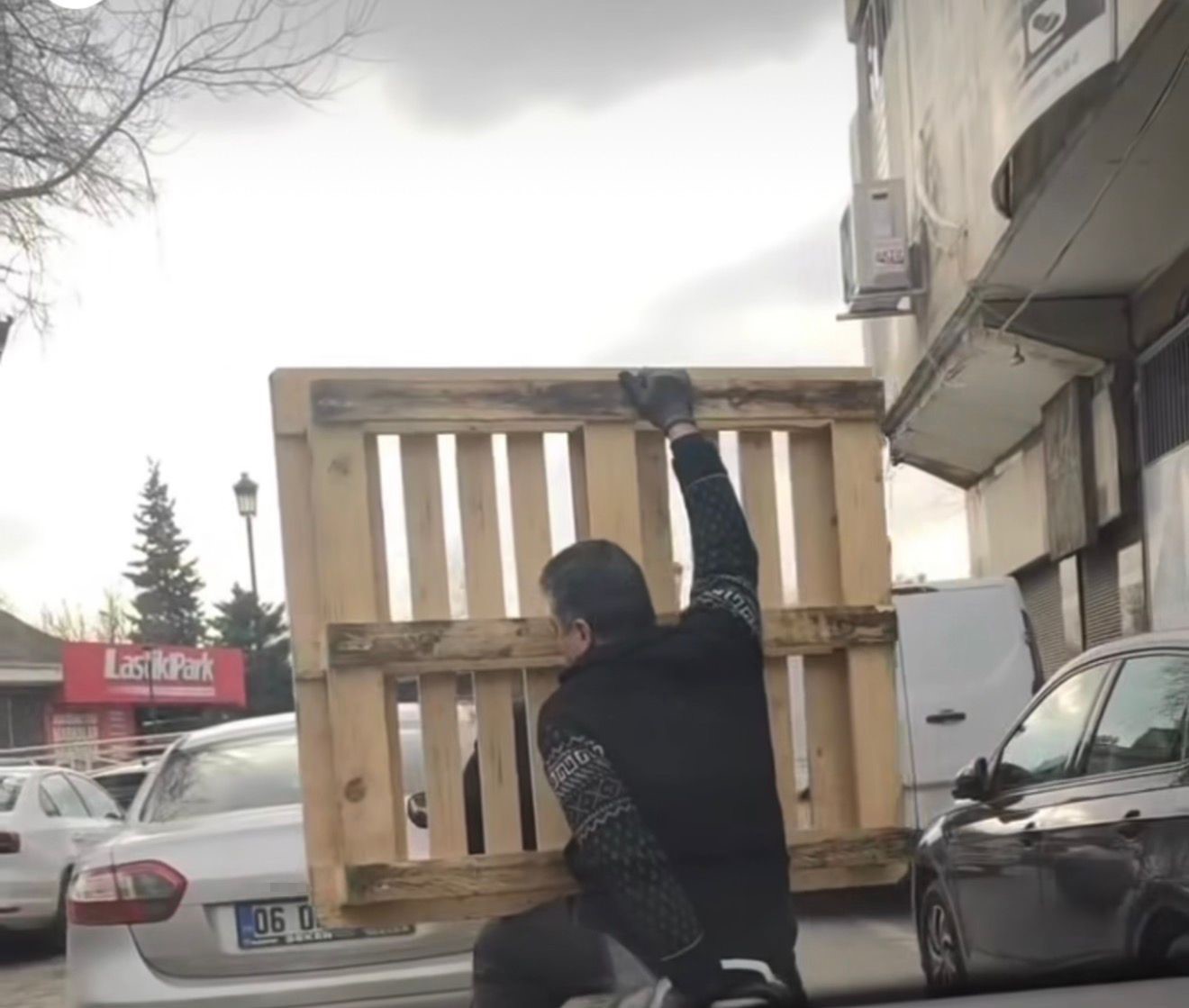 Gaziantep’te tehlikeli yolculuk: Motosiklet üzerinde palet taşıdı