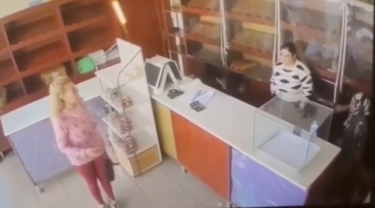 Fırına dalan otomobil ortalığı savaş alanına çevirdi... O anlar kamerada