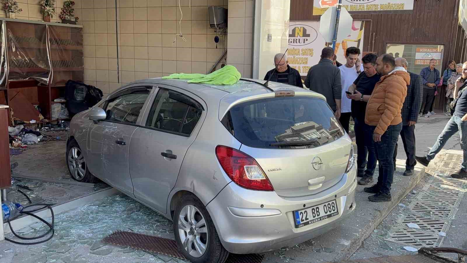 Fırına dalan otomobil ortalığı savaş alanına çevirdi... O anlar kamerada
