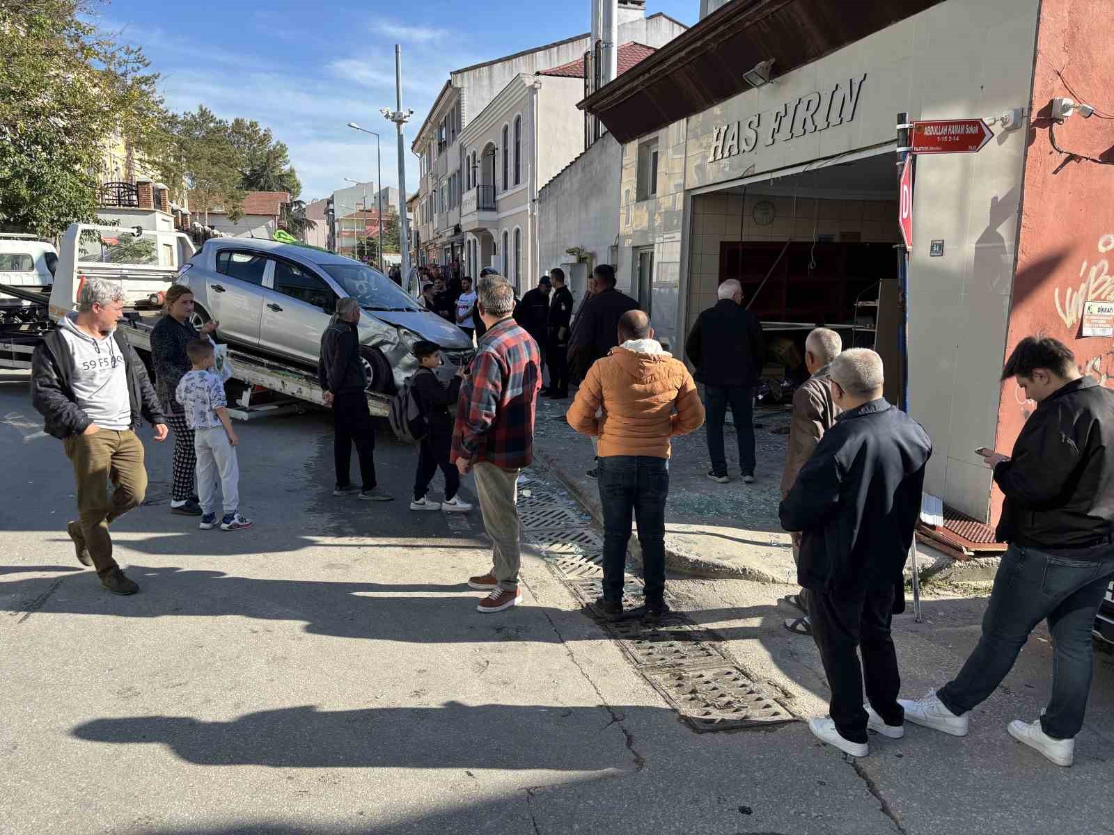 Fırına dalan otomobil ortalığı savaş alanına çevirdi... O anlar kamerada