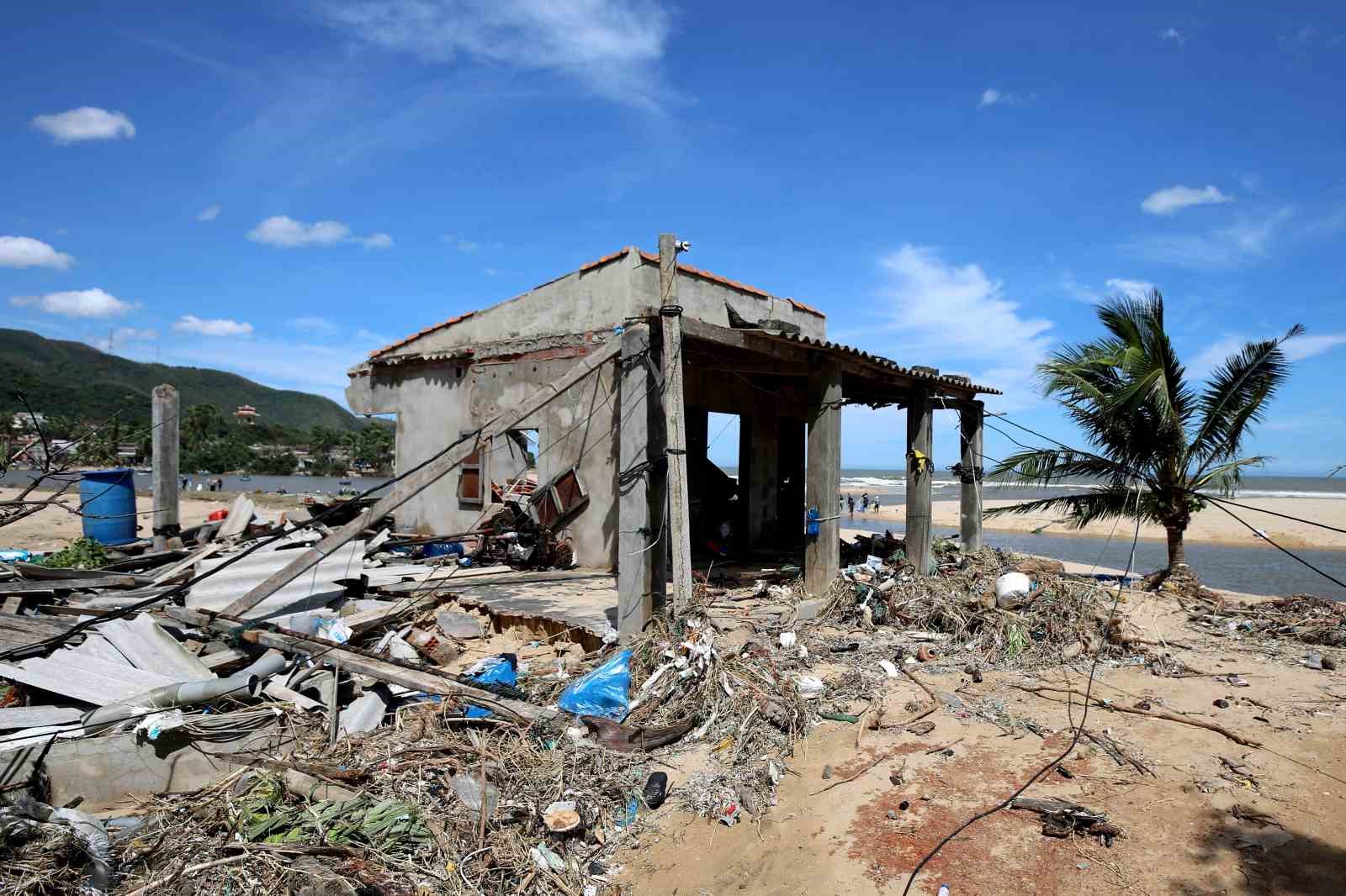 Vietnam’ı vuran Kalmaegi Tayfunu’nda 5 kişi hayatını kaybetti