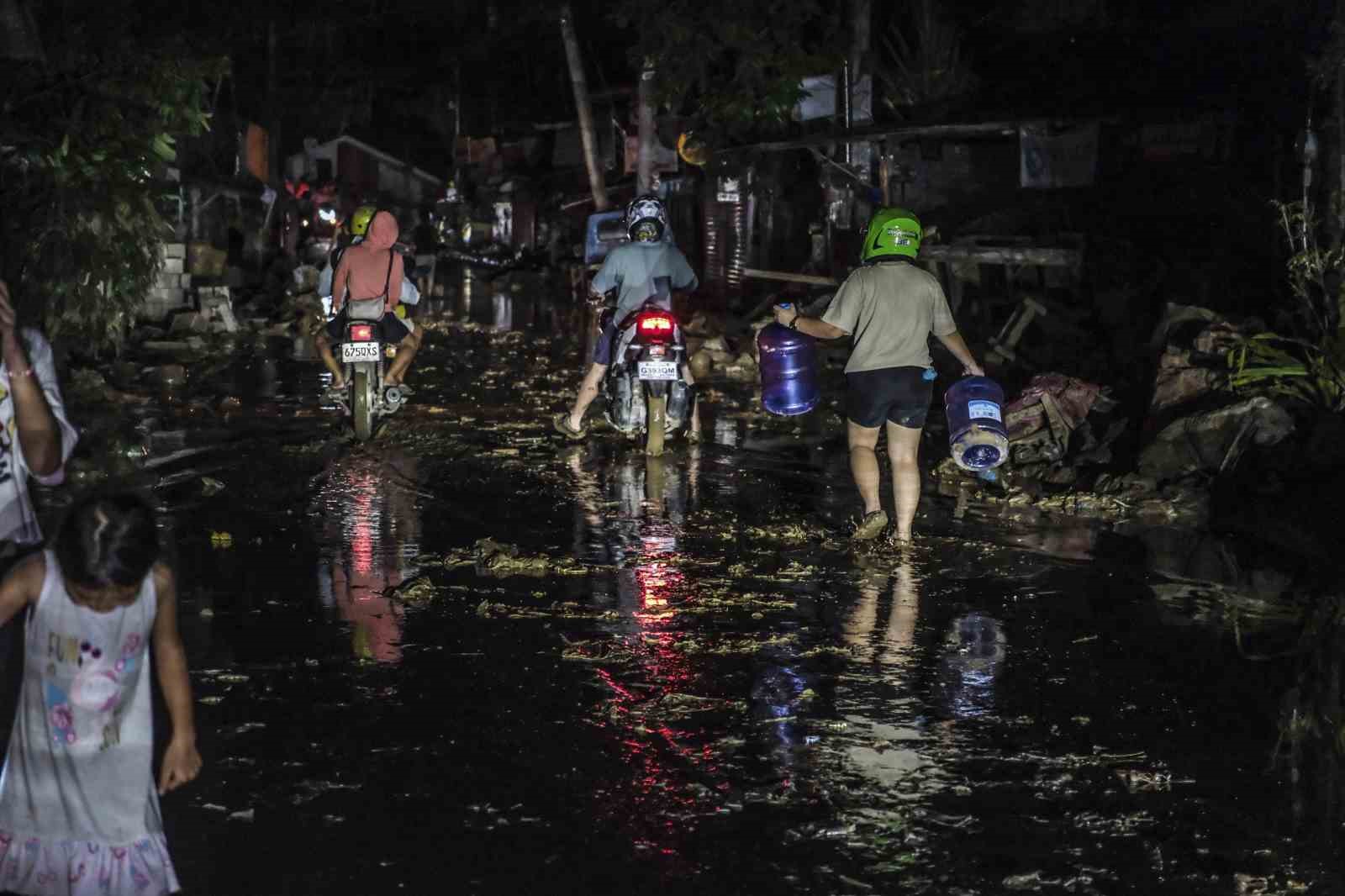 Vietnam’ı vuran Kalmaegi Tayfunu’nda 5 kişi hayatını kaybetti