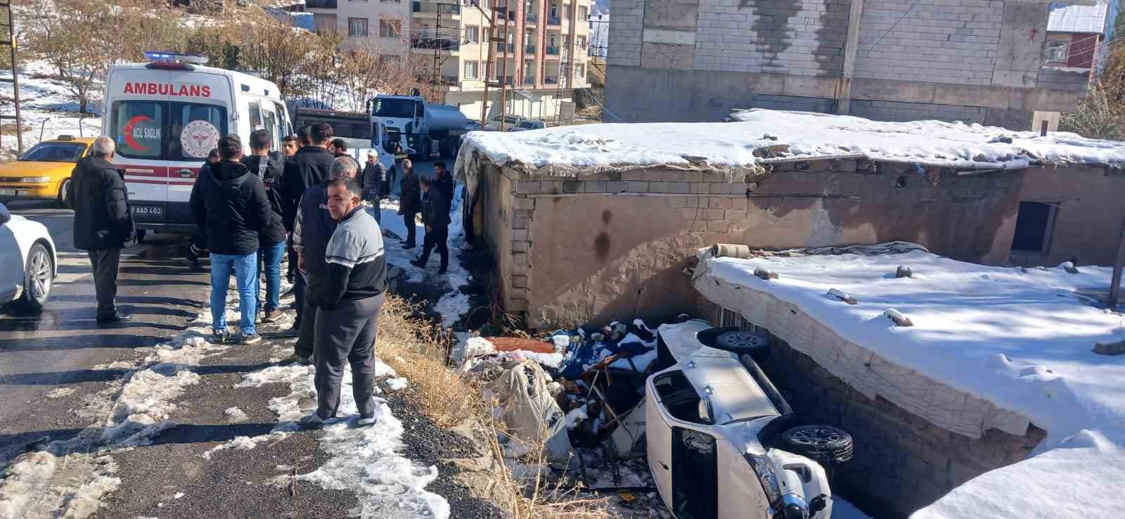 Hakkari’de VEDAŞ personelini taşıyan kamyonet şarampole yuvarlandı