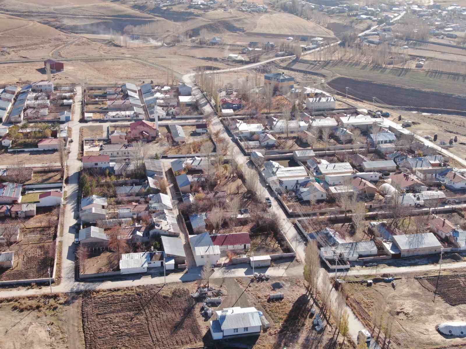 Van’ın Özalp ilçesinde simetrik yapılar sonbahar güzelliğiyle büyülüyor