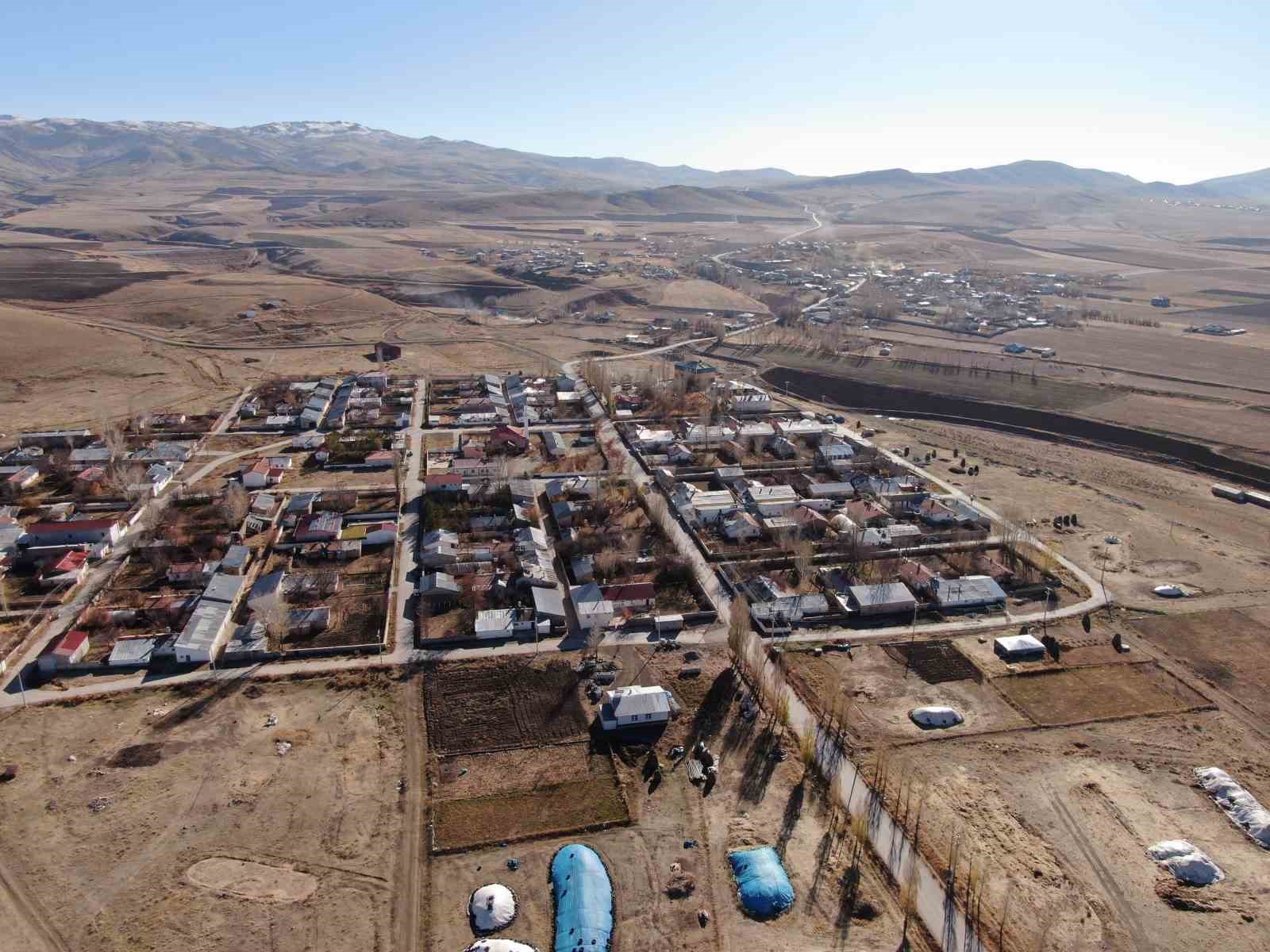 Van’ın Özalp ilçesinde simetrik yapılar sonbahar güzelliğiyle büyülüyor