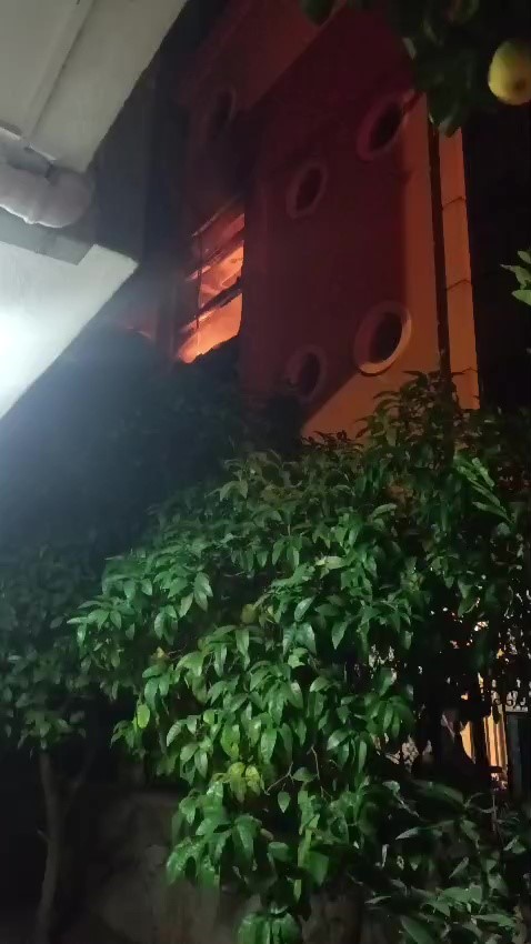 Evde yakılan mumlar yangına sebep oldu, binada panik yaşandı