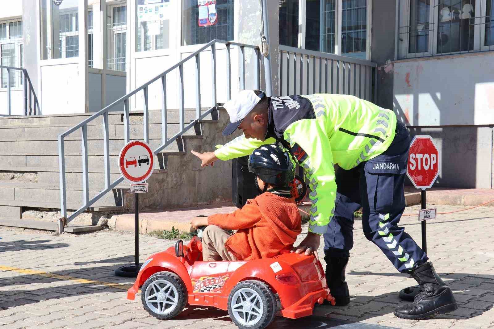 Çatak’ta öğrencilere uygulamalı trafik güvenliği eğitimi