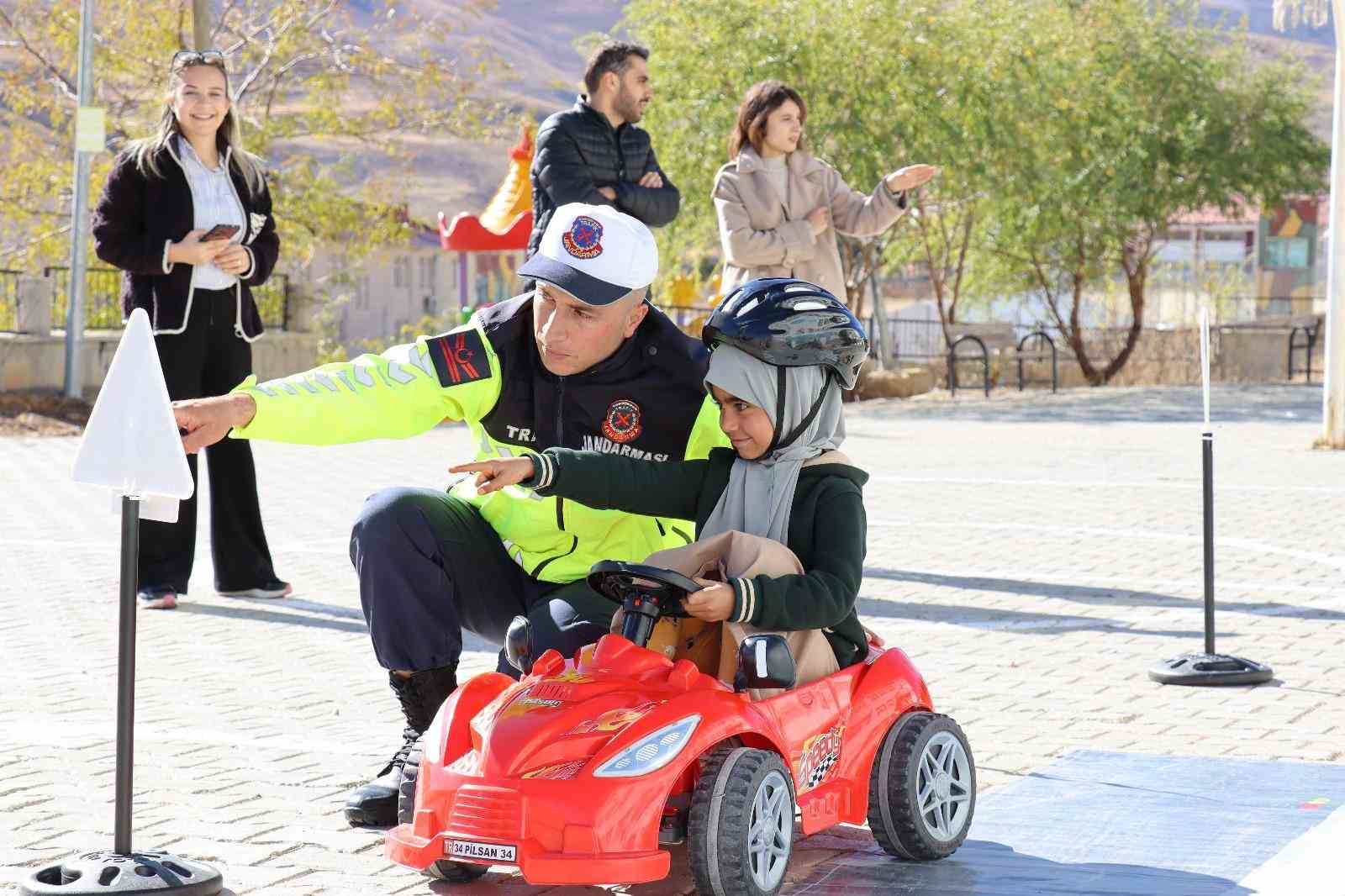 Çatak’ta öğrencilere uygulamalı trafik güvenliği eğitimi