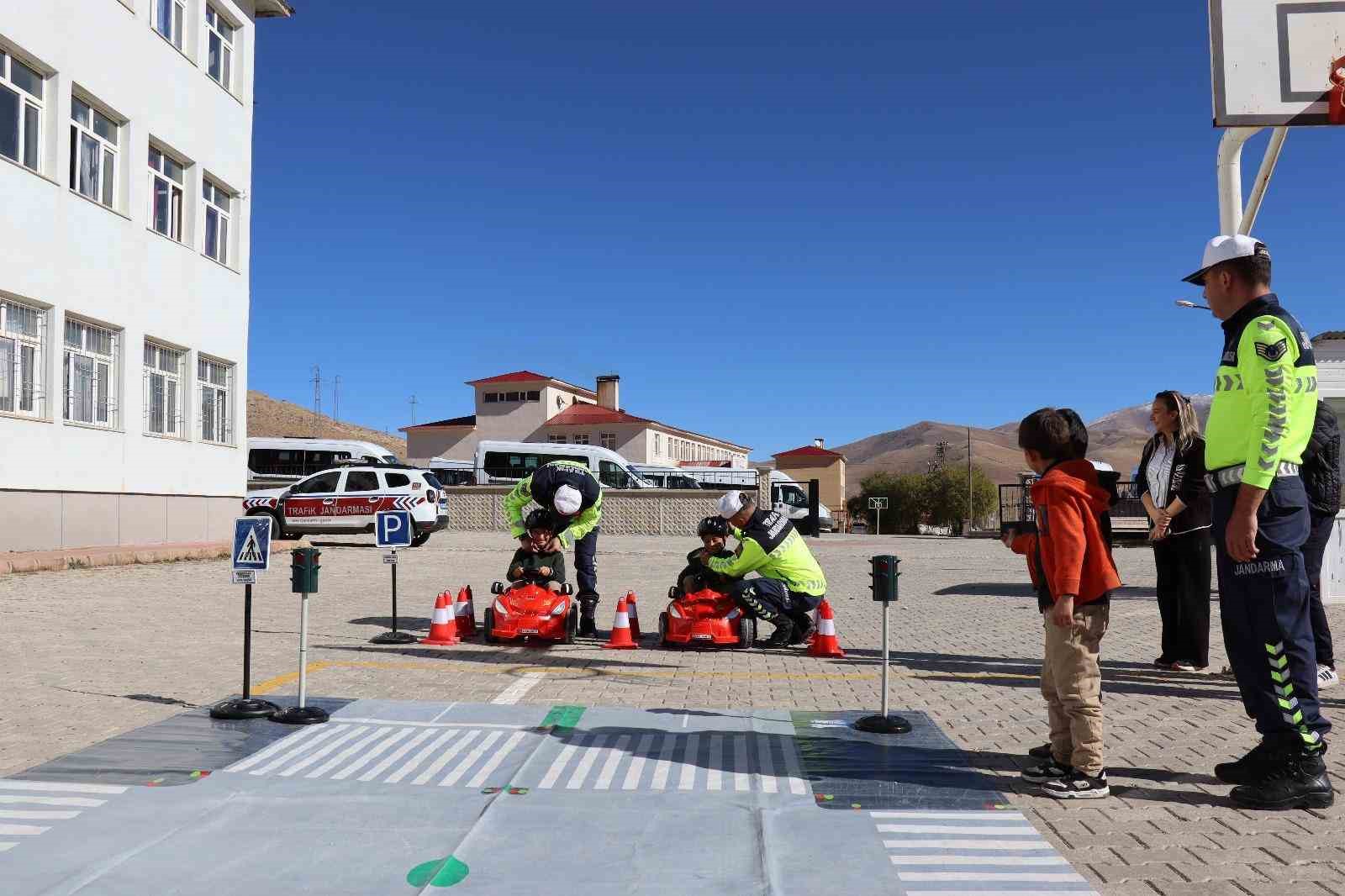 Çatak’ta öğrencilere uygulamalı trafik güvenliği eğitimi