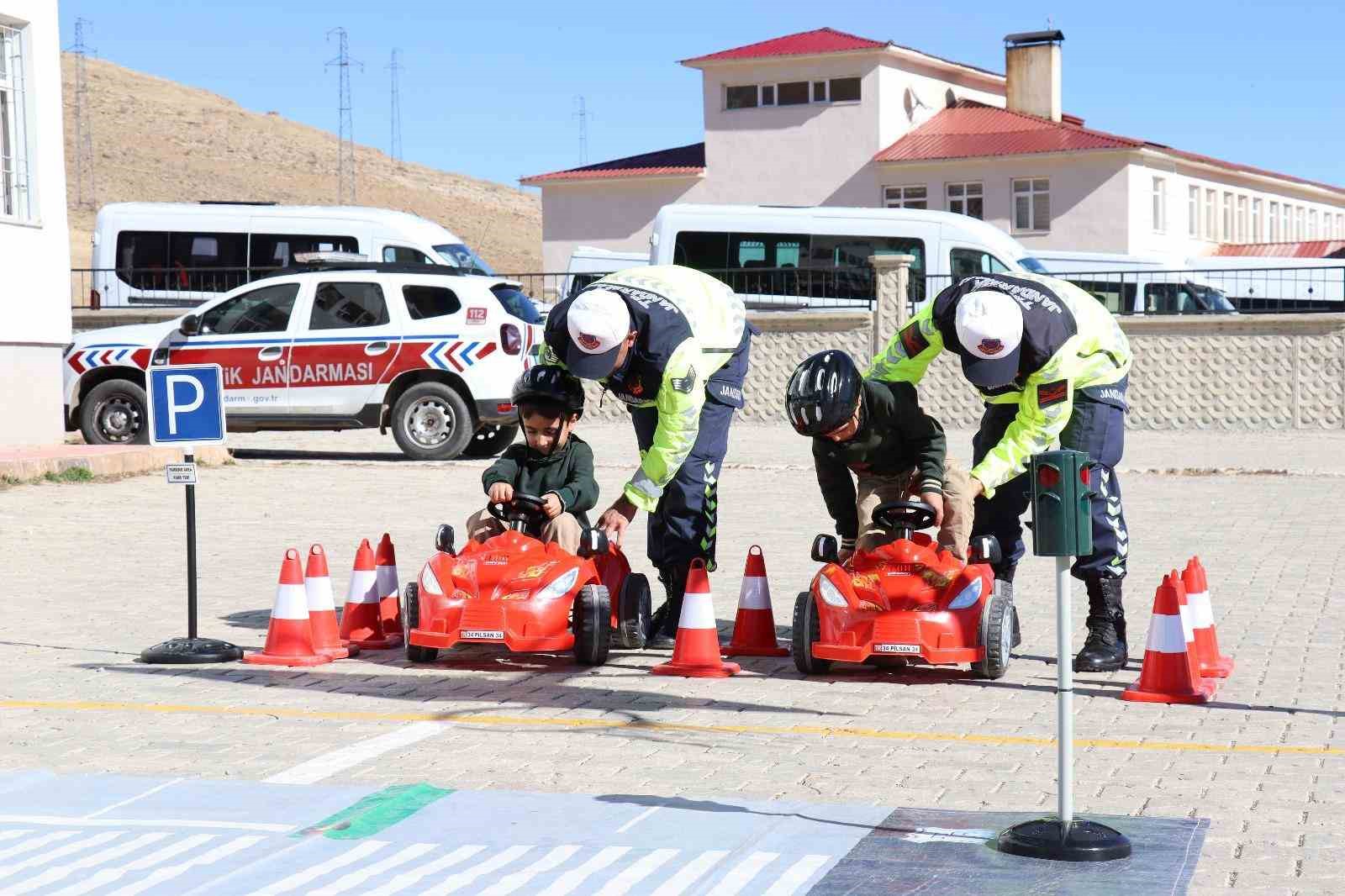 Çatak’ta öğrencilere uygulamalı trafik güvenliği eğitimi
