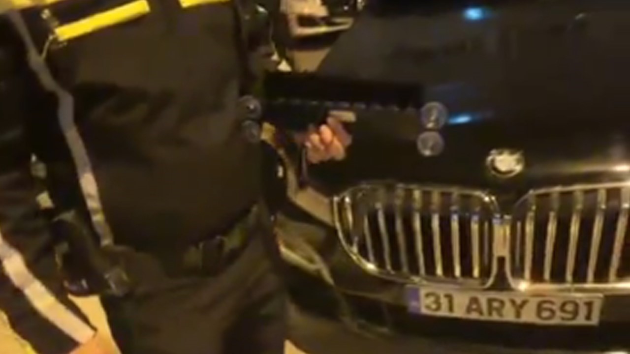 Ehliyeti 2043’e kadar alınan sürücüye çakar ve koyu filmden 316 bin TL ceza