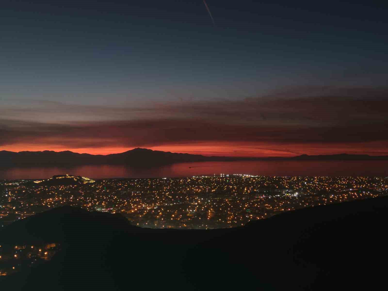 Van’da büyüleyici günbatımı: Gökyüzü kızıla boyandı, kartpostallık manzaralar ortaya çıktı