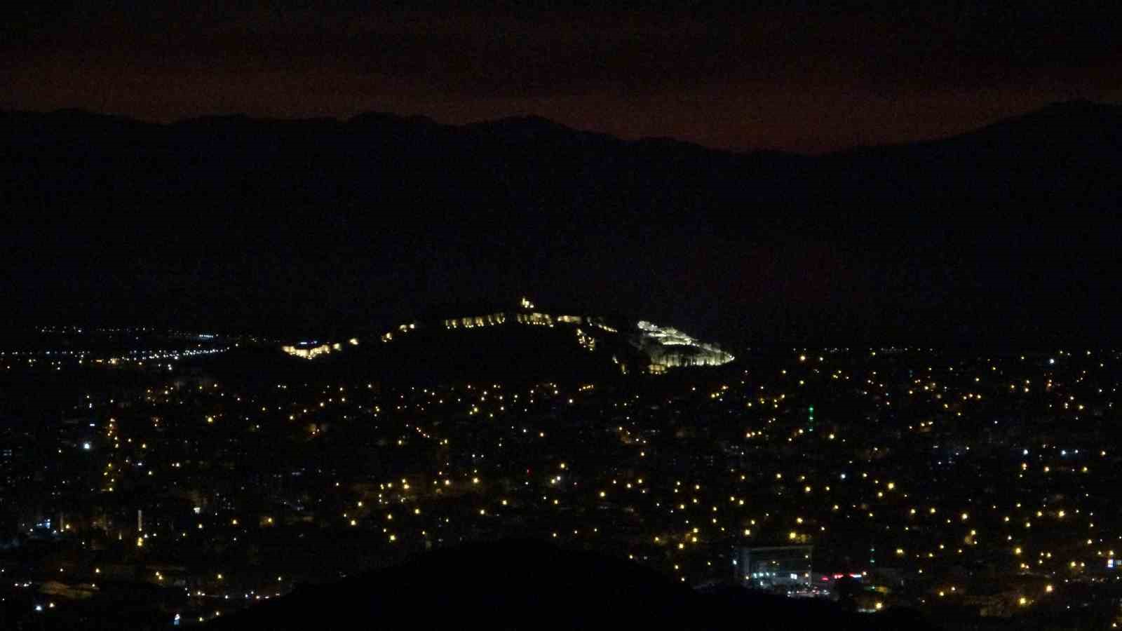 Van’da büyüleyici günbatımı: Gökyüzü kızıla boyandı, kartpostallık manzaralar ortaya çıktı