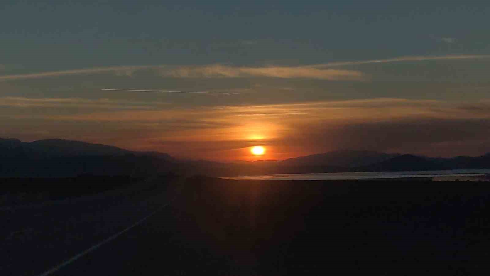 Van’da büyüleyici günbatımı: Gökyüzü kızıla boyandı, kartpostallık manzaralar ortaya çıktı