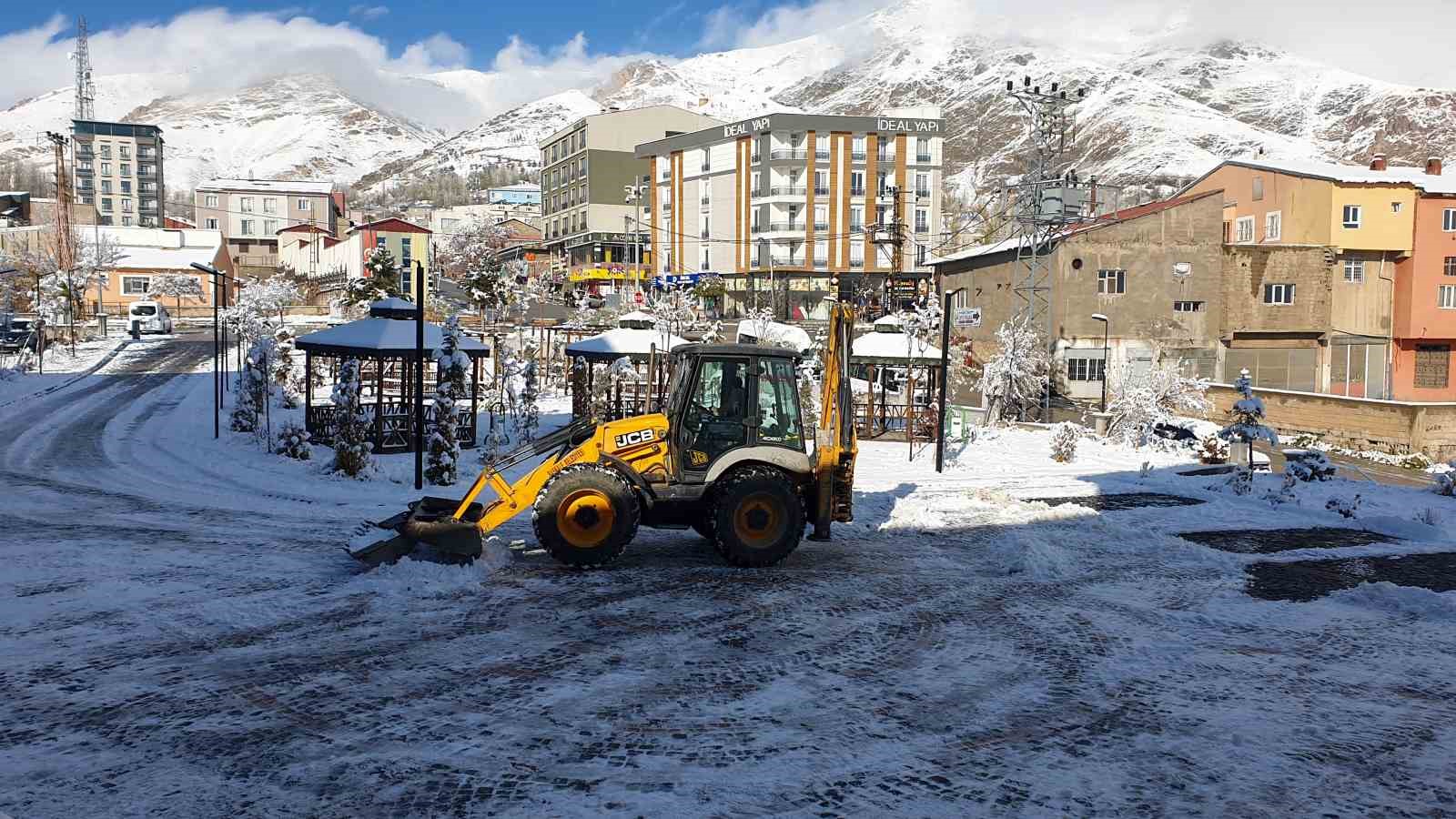 Başkale beyaza büründü