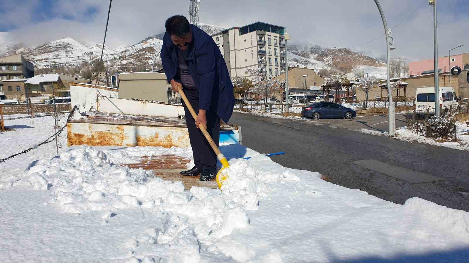 Başkale beyaza büründü