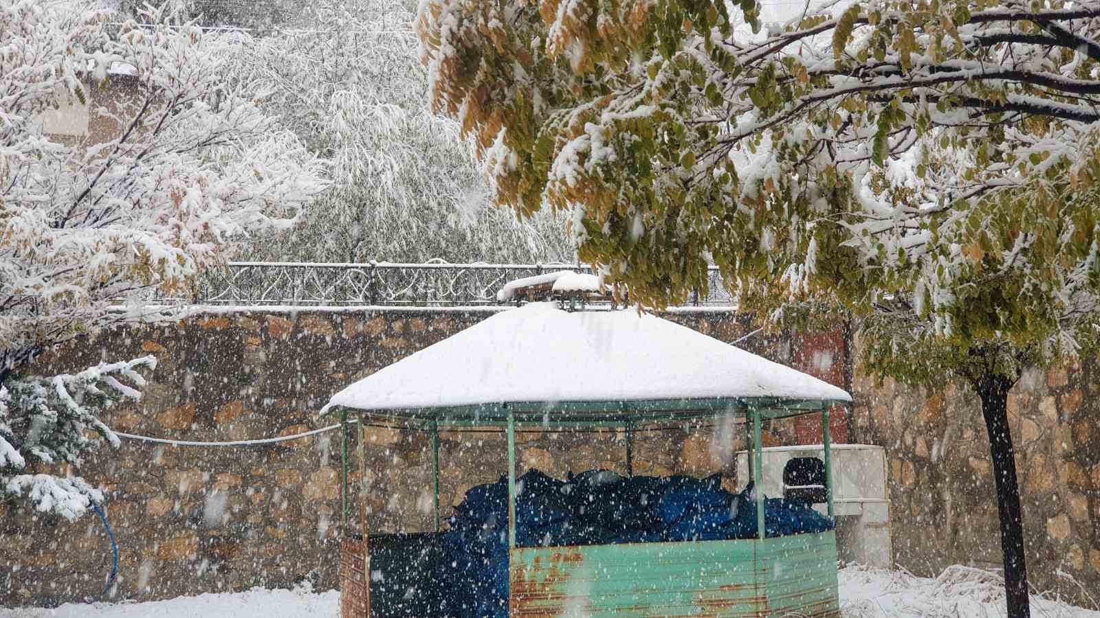 Başkale beyaza büründü