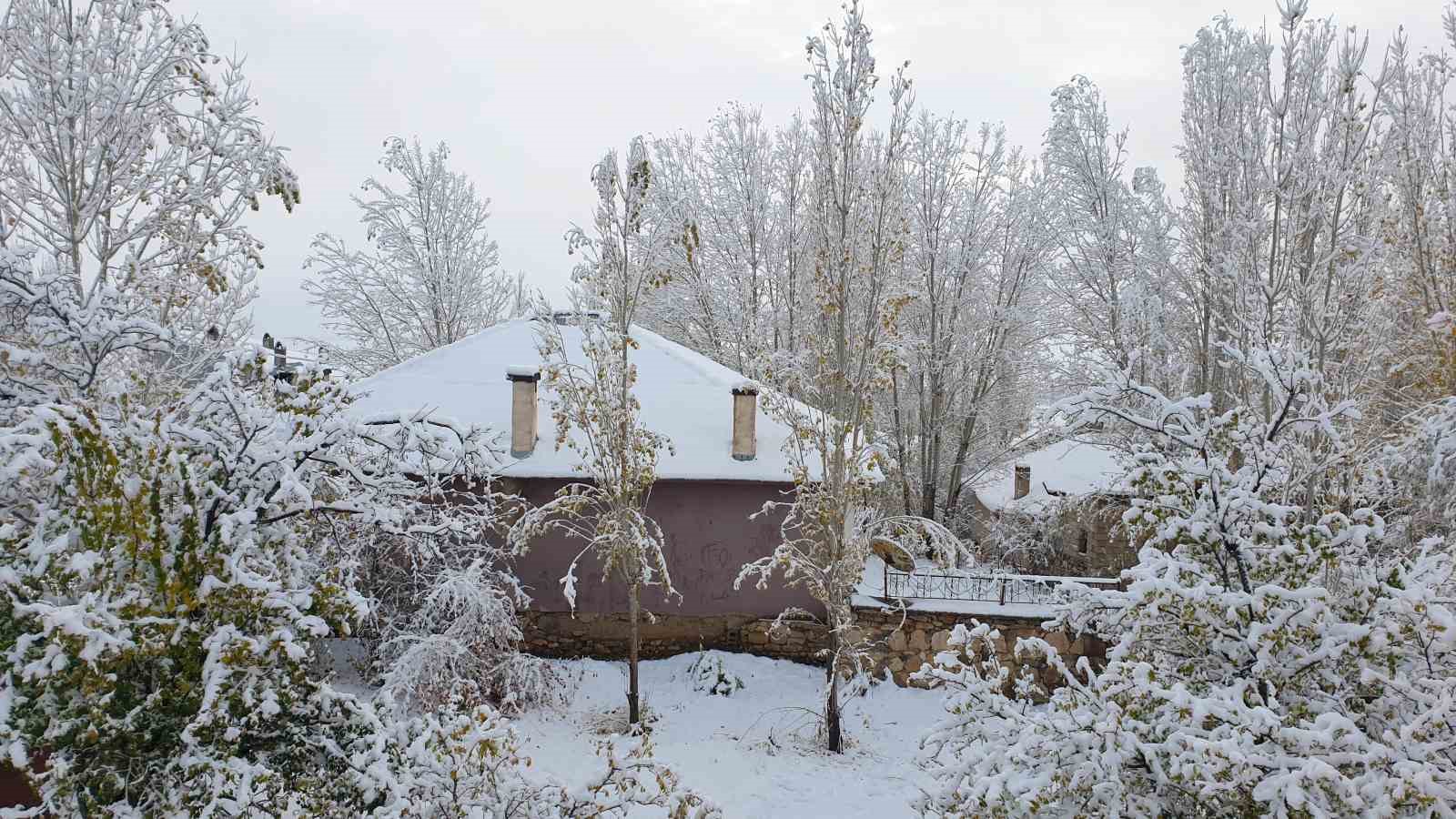 Başkale beyaza büründü