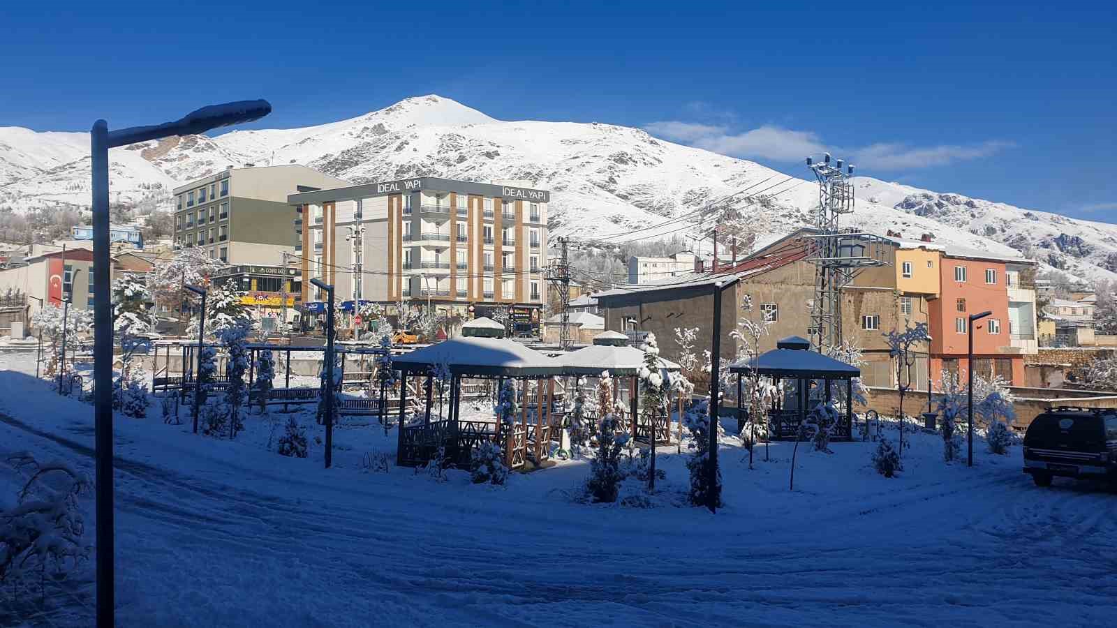 Başkale beyaza büründü