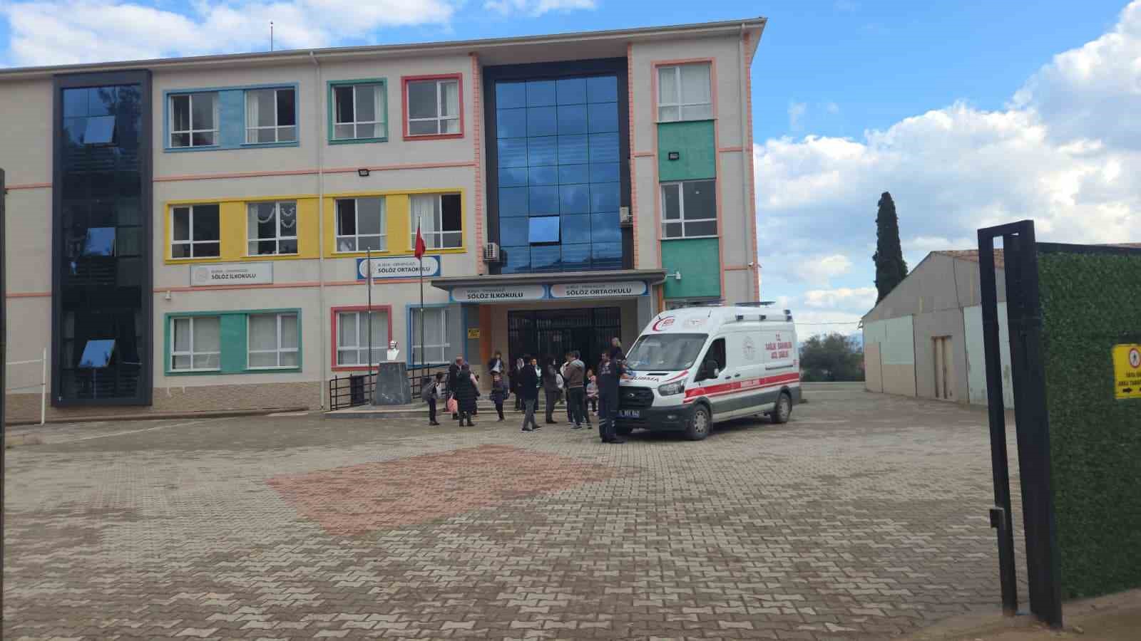 Şinitzel ve makarna yiyen öğrenciler hastaneye kaldırıldı: 20 öğrenci ambulansla sevk edildi