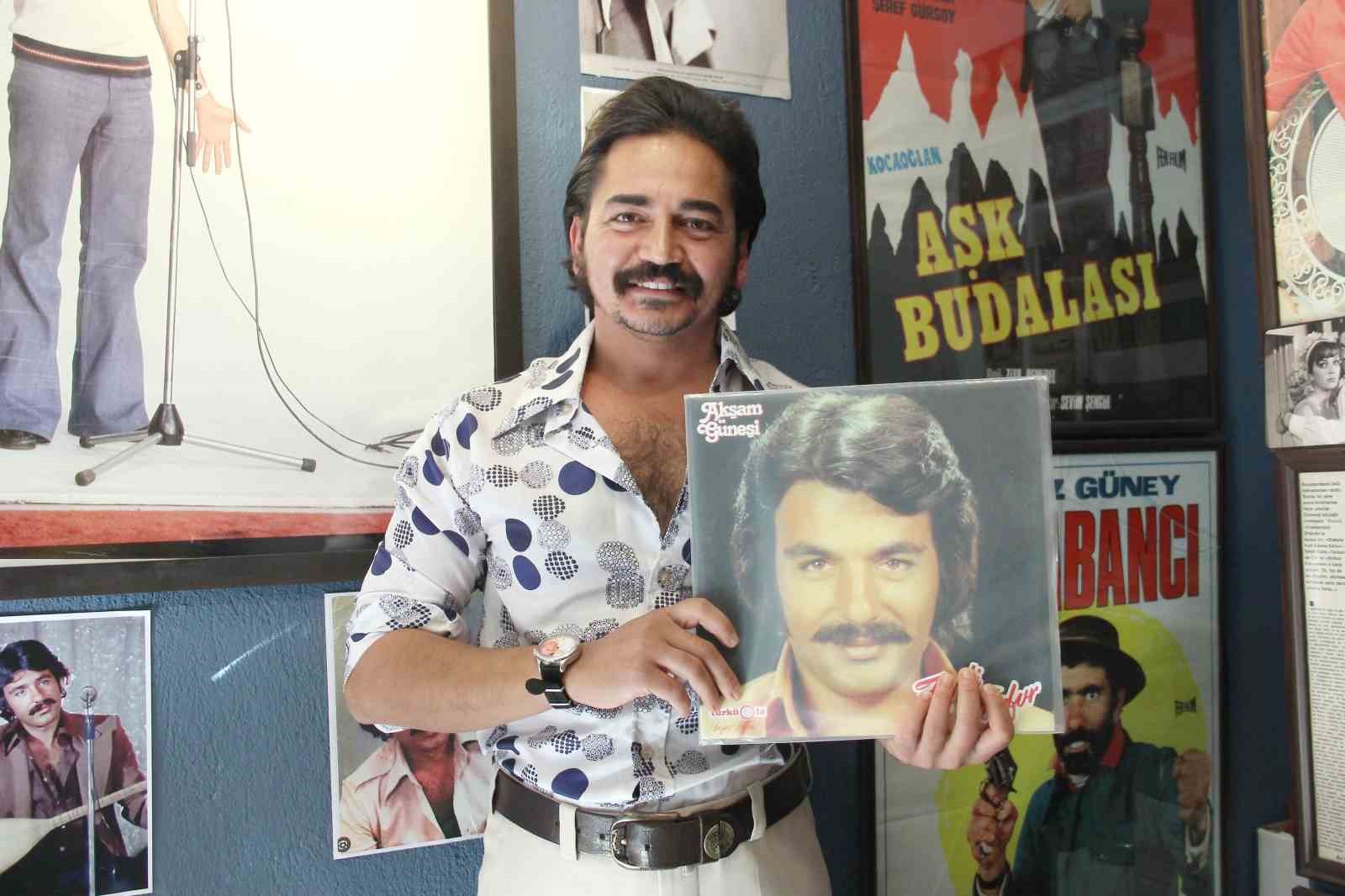 İzmir’in nostaljik sokağında Ferdi Tayfur esintisi