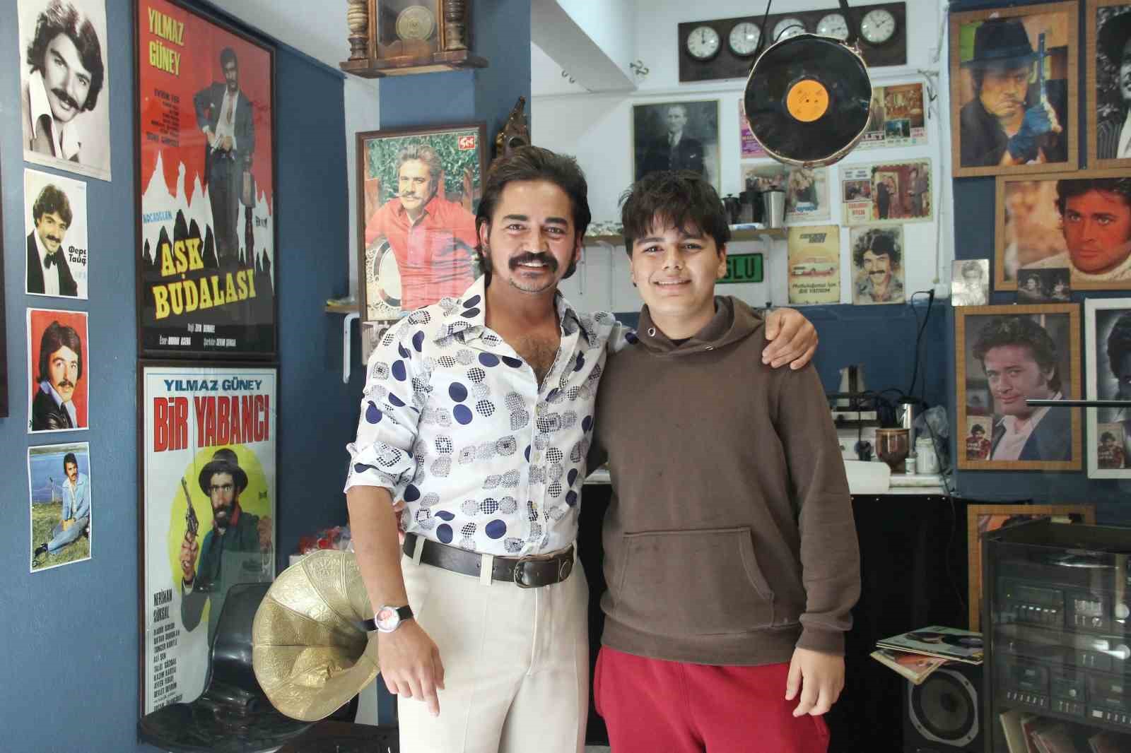 İzmir’in nostaljik sokağında Ferdi Tayfur esintisi