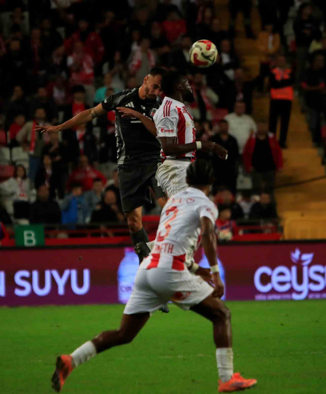 Beşiktaş Antalyaspor'u 3 golle geçti!