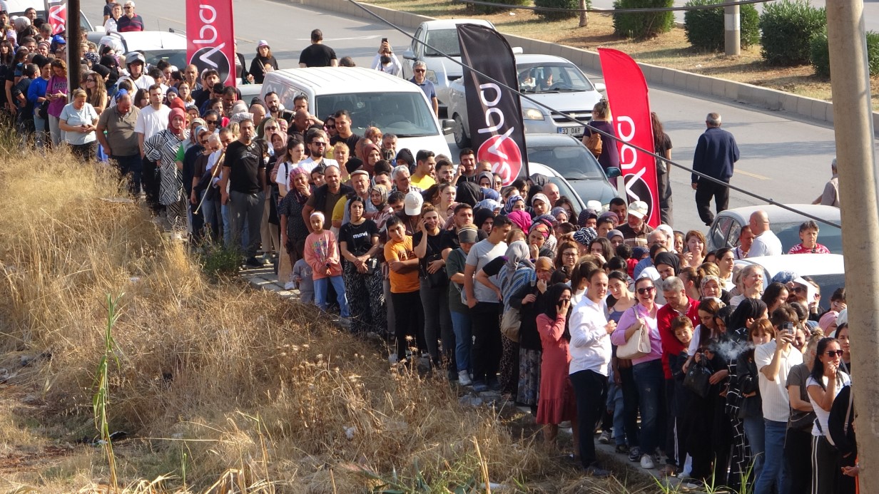 Saatlerce kuyruk beklediler, kimi istediğini aldı kimi alamadı