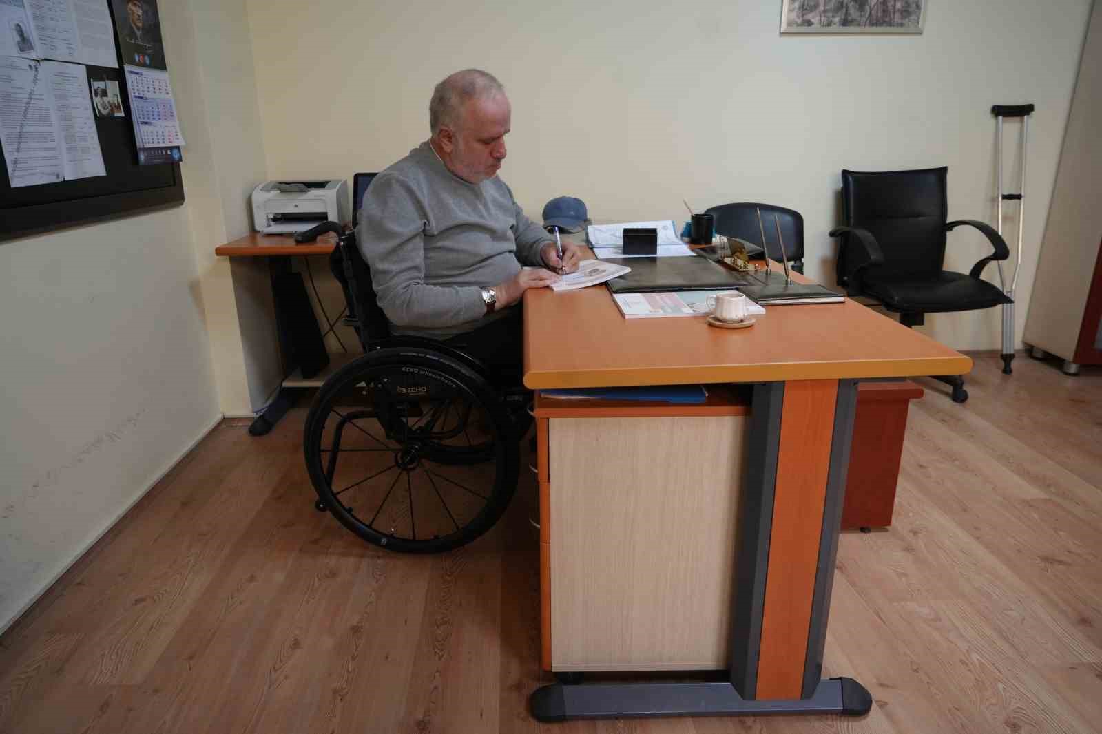 Tekerlekli sandalyeli öğretmen, özel öğrencilere rehber oluyor